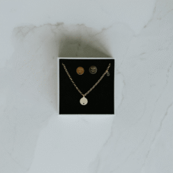 Zestaw prezentowy: kolczyki i naszyjnik Love. God