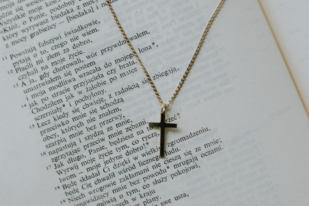 Krzyż na tle książki.