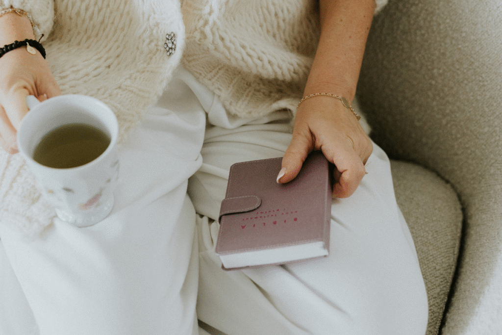 Kawa i notatnik w dłoni