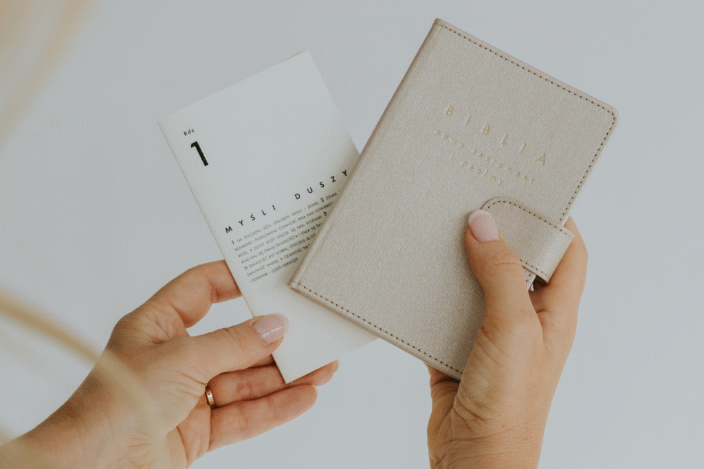 Biblia i karta z myślami