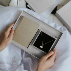 Prezent na Komunię: Biblia ze srebrnym naszyjnikiem Korona