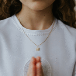 Prezent na Komunię: Biblia z pozłacanym naszyjnikiem Korona