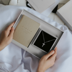 Prezent na Komunię: Biblia ze srebrnym krzyżykiem