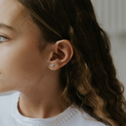 Prezent na Komunię: Biblia ze srebrnymi kolczykami gołąbki