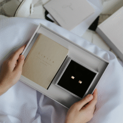 Prezent na Komunię: Biblia z pozłacanymi kolczykami korona