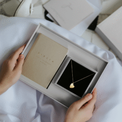 Prezent na Komunię: Biblia z naszyjnikiem serduszko