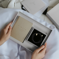 Prezent na Komunię: Biblia z pozłacanym różańcem